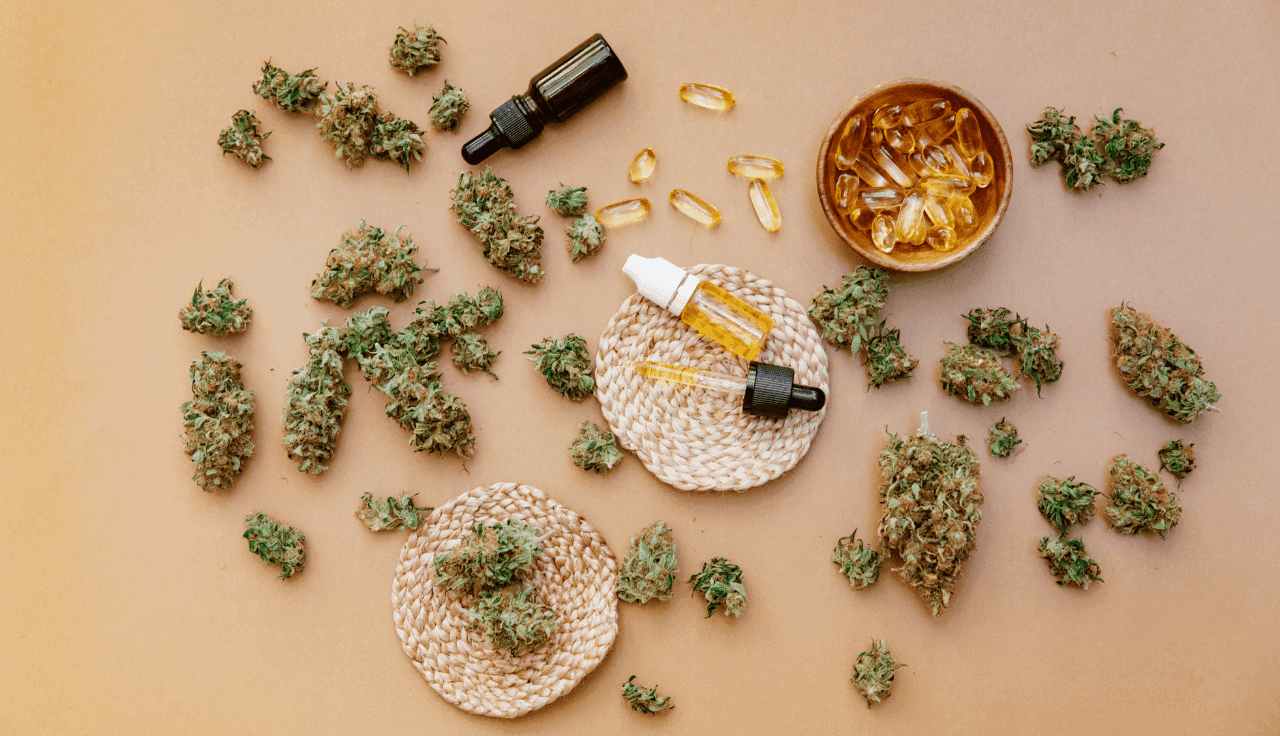 Cannabis Blüten und Extrakte auf beigem Tisch